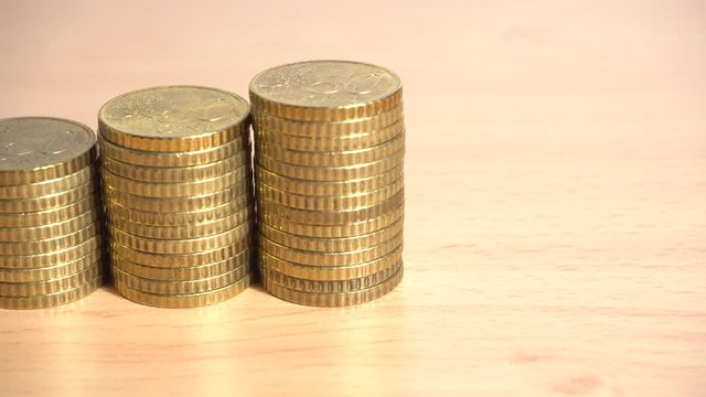 Monedas de 50 c&eacute;ntimos de euro apiladas