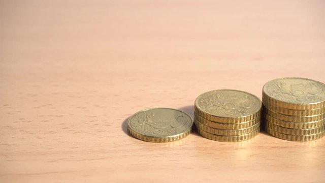 Monedas de 50 c&eacute;ntimos de euro apiladas