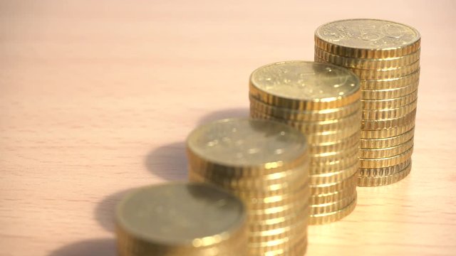 Monedas de 50 c&eacute;ntimos de euro apiladas
