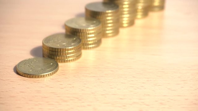 Monedas de 50 c&eacute;ntimos de euro apiladas