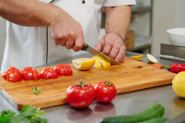 повар готовит еду