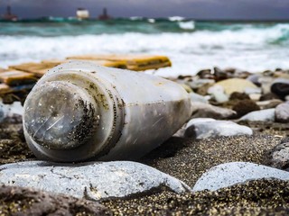 Botella plástico en el mar concienciación del medio ambiente