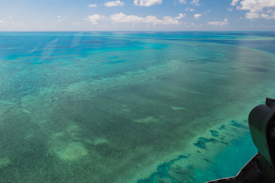Luftaufnahme beim Helikopter-Rundflug über das Great Barrier Reef	
