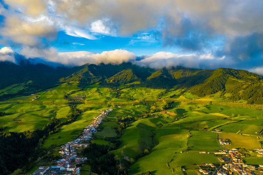 Sao Miguel - Die Azoren aus der Luft mit der Drohne. Meer, Strand, Küste und Landschaften aus der Luft © Roman