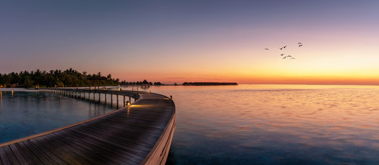 Panorama eines Sonnenunterganges über einer tropischen Insel auf den Malediven 