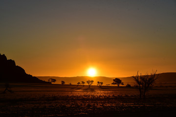 Obraz premium Sonnenuntergang in der Namib Naukluft Wüste in Namibia