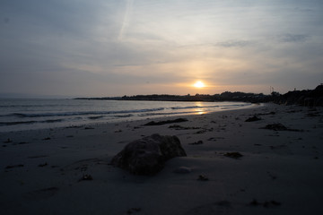 vista de atardecer desde costa de Galway Irlanda 