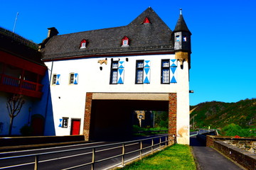 Vorburg Kobern-Gondorf mit Durchfahrt Moseluferstraße
