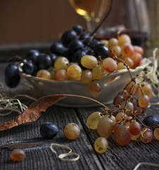glasses of red and white wine and grapes