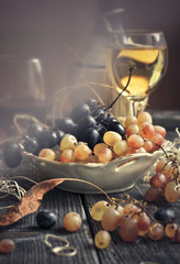 glasses of red and white wine and grapes