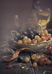 glasses of red and white wine and grapes