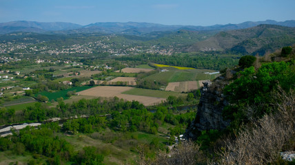 Obraz premium Widok z panoramy Jastres nad Aubenas w Ardeche