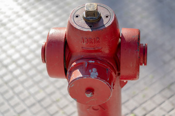 Hydrant on the sidewalk whith the word “abrir” that means open in spanish.