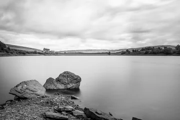Selbstklebende Fototapete Schwarz und weiss Niedrigwasser im Digley Reservoir