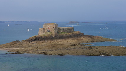 Bretagne in Frankreich zwischen Felsen und Kultur