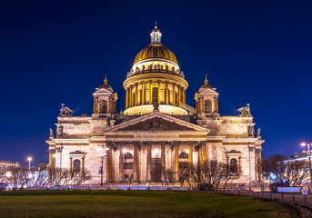 Fototapeta na wymiar St. Isaac's Cathedral at night, Saint Petersburg, Russia