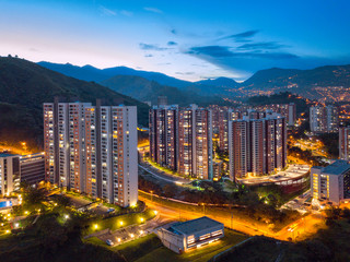 Fotografía de edificios, casas y viviendas en general en hora azul en la ciudad de Medellín, Antioquia (Colombia).