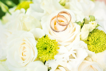 Obraz na płótnie Canvas Engagement ring with flowers
