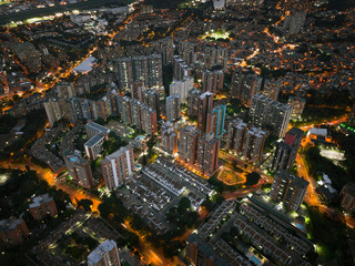 Fotografía de edificios, casas y viviendas en general de noche en la ciudad de Medellín, Antioquia (Colombia). - obrazy, fototapety, plakaty