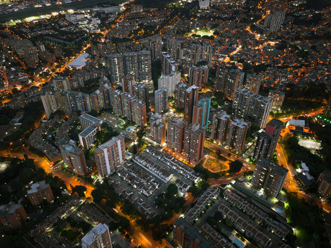 Fotograf&iacute;a de edificios, casas y viviendas en general de noche en la ciudad de Medell&iacute;n, Antioquia (Colombia).