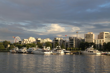 Obraz premium beautiful houses and yachts at sunset on the shore of the Gulf of Finland