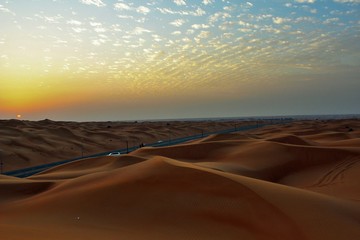 Fototapeta na wymiar Закат в пустыне