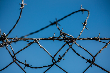 Barbed Wire - Stacheldraht über einem Zaun