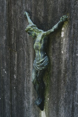 Fototapeta na wymiar statue Christ en croix dans cimetière 