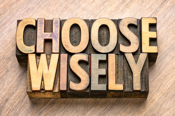 choose wisely word abstract in wood type - obrazy, fototapety, plakaty