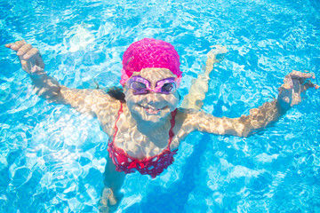 Obraz na płótnie Canvas girl swim in pool