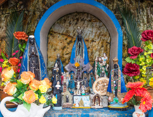 Imagens religiosas no altar