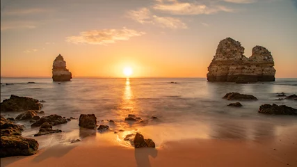 Badezimmer Foto Rückwand Schöner Sonnenuntergang am berühmten Strand in der Nähe von Lagos, Algarve, Portugal © emotionpicture
