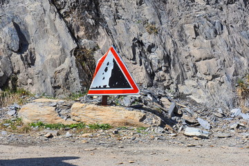panneau indication chutes de pierres 