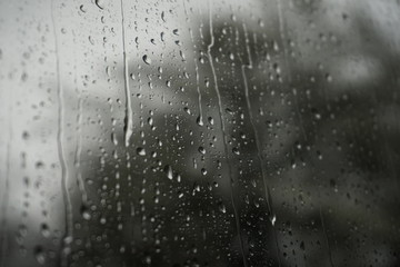 Regentropfen an einem Zugfenster