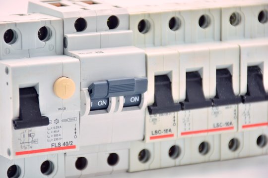 Detalle de un cuadro el&eacute;ctrico, interruptor