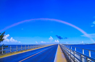 真夏の宮古島、朝のスコール後に出来た虹と伊良部大橋