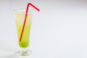 白背景にキウイジュースのイメーズお酒カクテル真夏冷たい