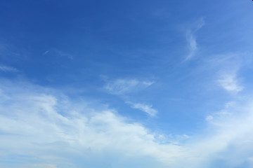 Fototapeta premium biała chmura na tle pogody błękitne niebo