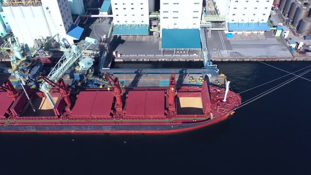 港とコンテナ船