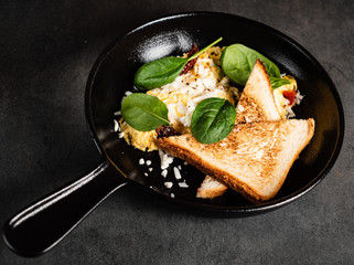 scrambled eggs with toasts