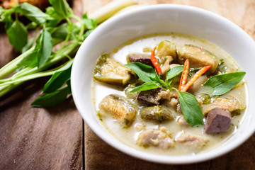 Thai green curry chicken (Kang Keaw Wan Kai) in a bowl on wooden, Thai food