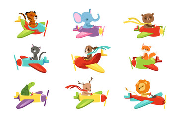 Platte vector set met schattige dieren vliegen in kleurrijke vliegtuigen. Stripfiguren van binnenlandse en wilde wezens. Ontwerp voor kinder t-shirt print, boek of ansichtkaart