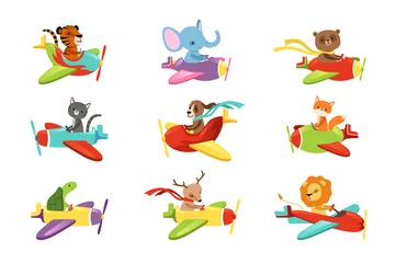 Zelfklevend Fotobehang Zoo Platte vector set met schattige dieren vliegen in kleurrijke vliegtuigen. Stripfiguren van binnenlandse en wilde wezens. Ontwerp voor kinder t-shirt print, boek of ansichtkaart