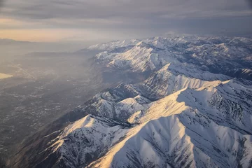 Papier Peint photo Alpes Vue aérienne depuis l& 39 avion de la chaîne de montagnes Rocheuses Wasatch Front avec des sommets enneigés en hiver, y compris les villes urbaines de Provo, Farmington Bountiful, Orem et Salt Lake City. Utah. États Unis