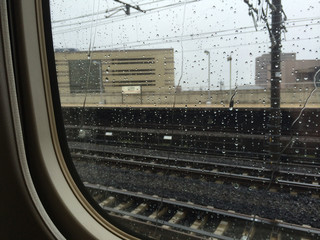 Obraz premium 台風・雨天の最中の新幹線移動 駅停車中