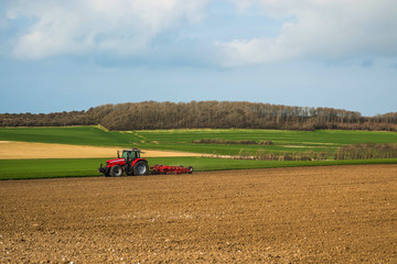 Obraz premium agriculteur labourant les champs
