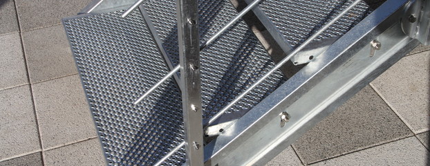 Fototapeta premium eine neue verzinkte Stahltreppe
