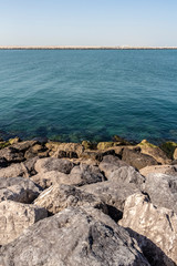 Fototapeta na wymiar Seashore, consisting of large stones and boulders.