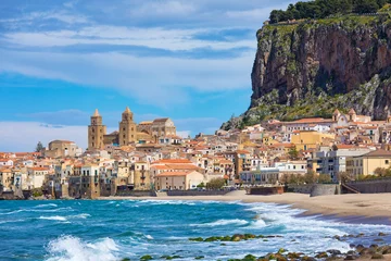  Cefalu is een stad in de Italiaanse metropool Palermo, gelegen aan de Tyrrheense kust van Sicilië, Italië © IgorZh