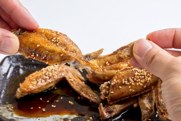 手羽先を手で持ち寄りのイメージおつまみ